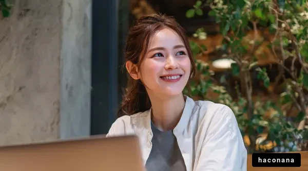 カフェで微笑む女性