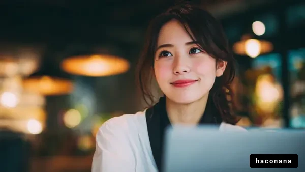 カフェで微笑む女性