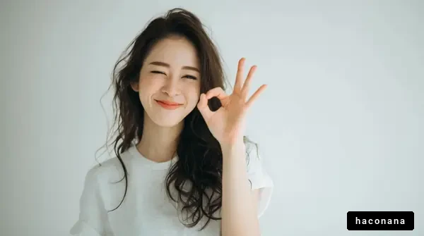 笑顔でのポーズを取る女性