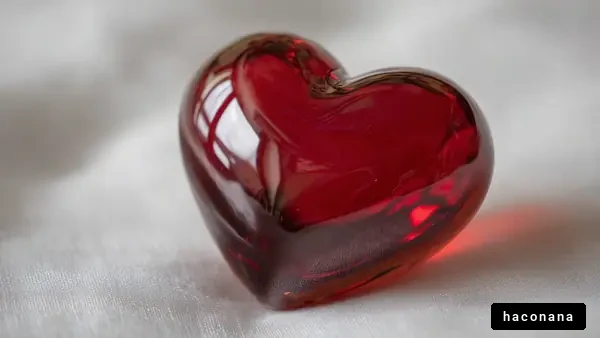 透明感あるハート型の置物