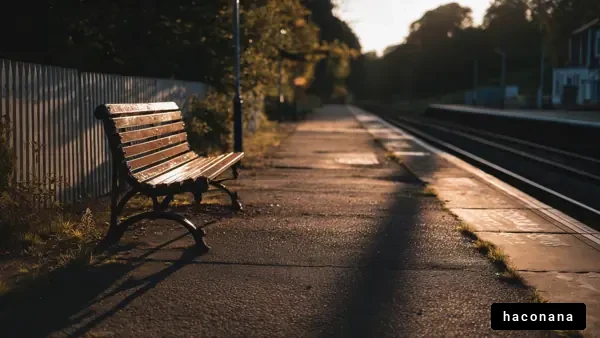 静かな駅のベンチ風景