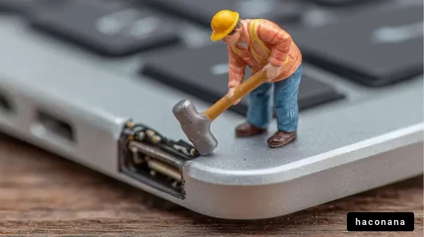 ミニチュア作業員とパソコン