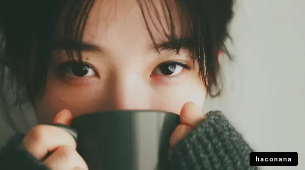 温かい飲み物を楽しむ少女