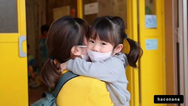 幼児と母親の暖かい瞬間