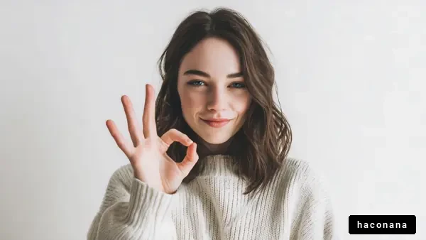 笑顔の女性とサイン