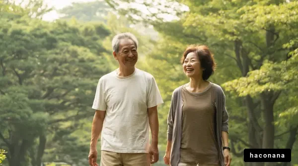 公園を散歩するシニア夫婦
