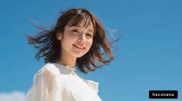 青空の下で微笑む女性