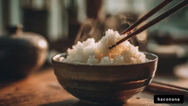 湯気立つご飯の丼