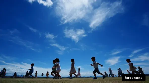 青空の下で遊ぶ子どもたち