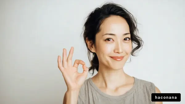 笑顔の女性とサイン