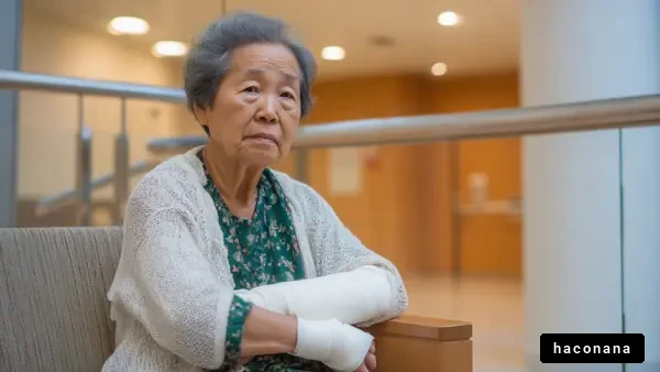 病院で待つ高齢女性