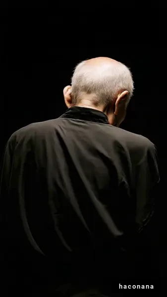 背中を向けた高齢者