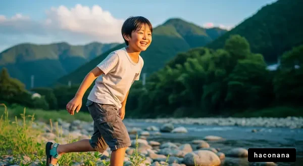 川辺で遊ぶ子ども