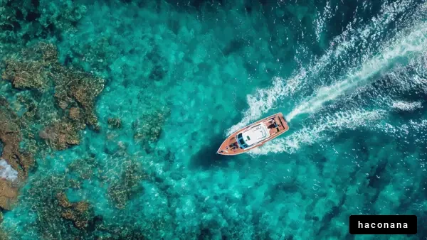 美しい海を航行する船