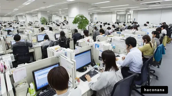 オフィスで働く人々